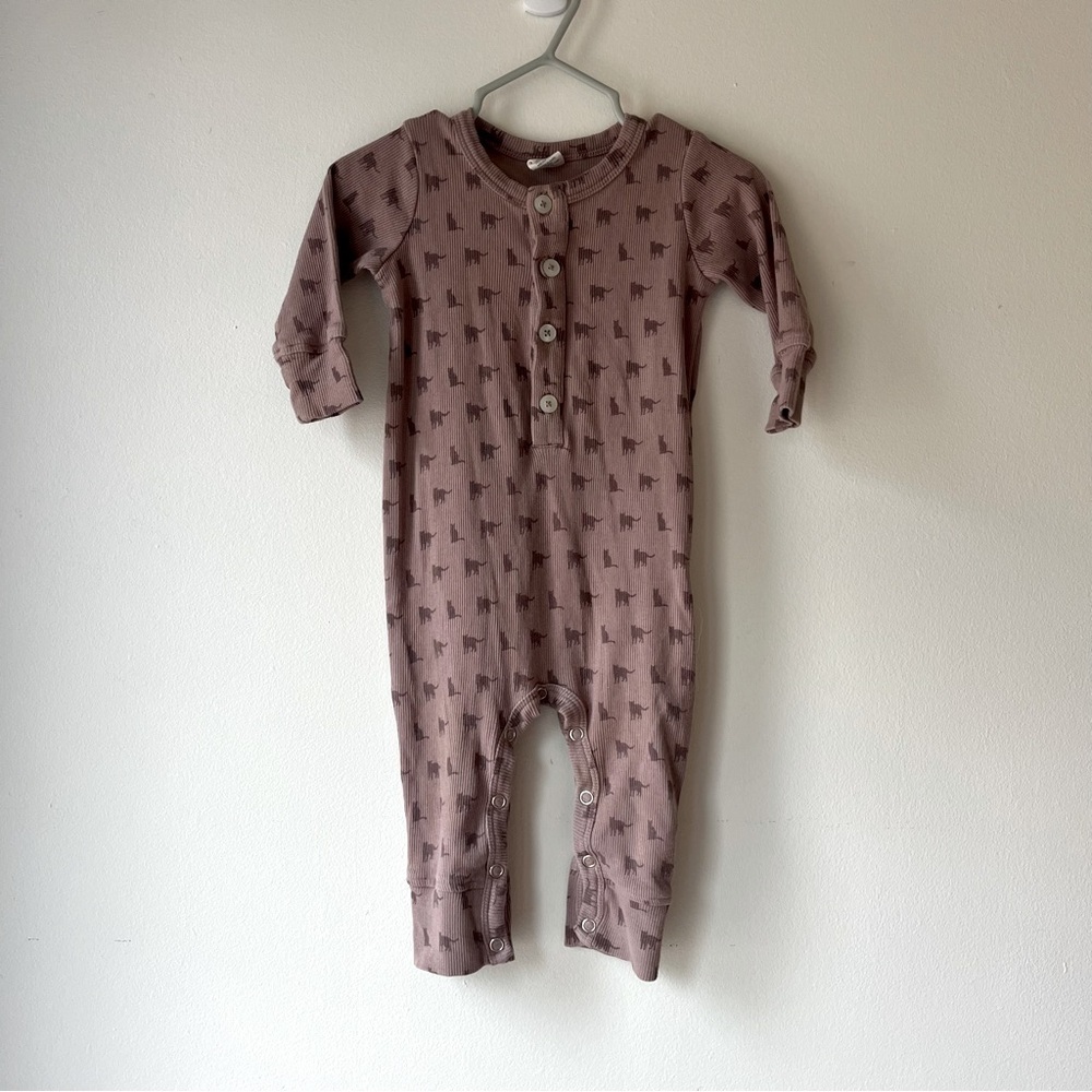 Kate Quinn Organic Cotton Baby Romper 6–12M – Mauve Cat Print Long Sleeve Henley